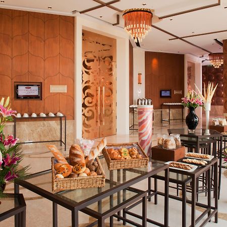 Отель Crowne Plaza New Delhi Okhla By Ihg Интерьер фото The Club Lounge at the Taj Mahal Palace, Mumbai