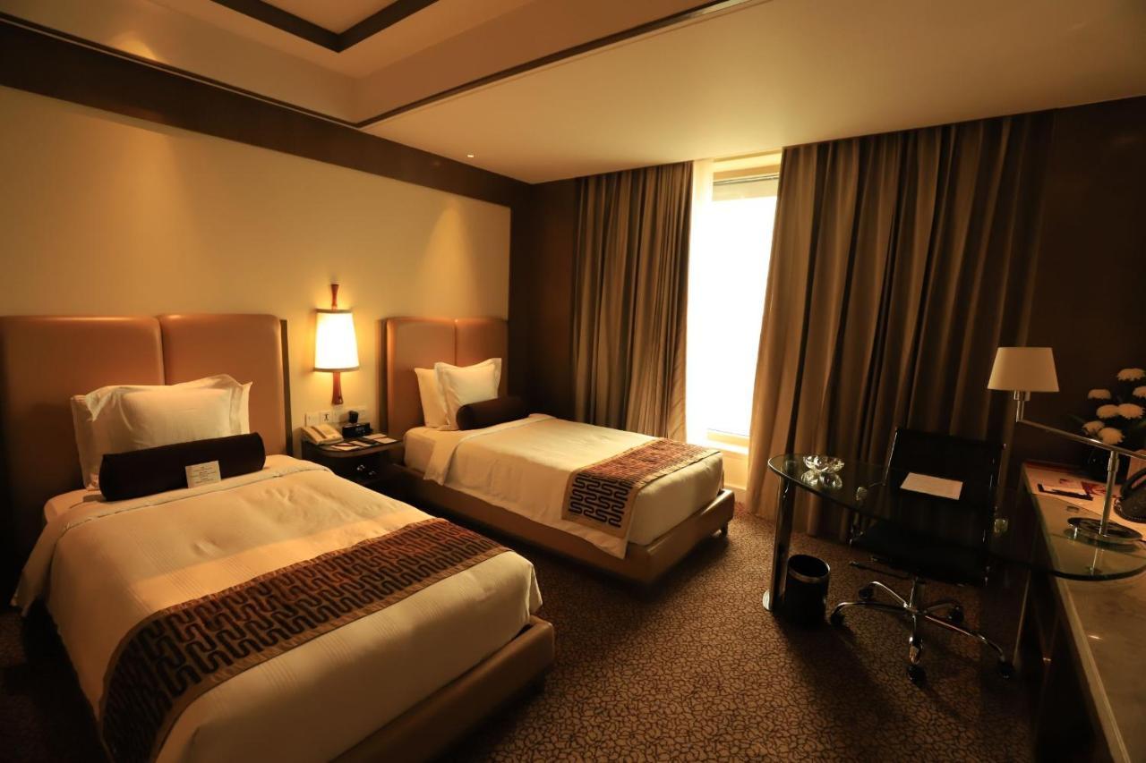 Отель Crowne Plaza New Delhi Okhla By Ihg Экстерьер фото A room at the hotel