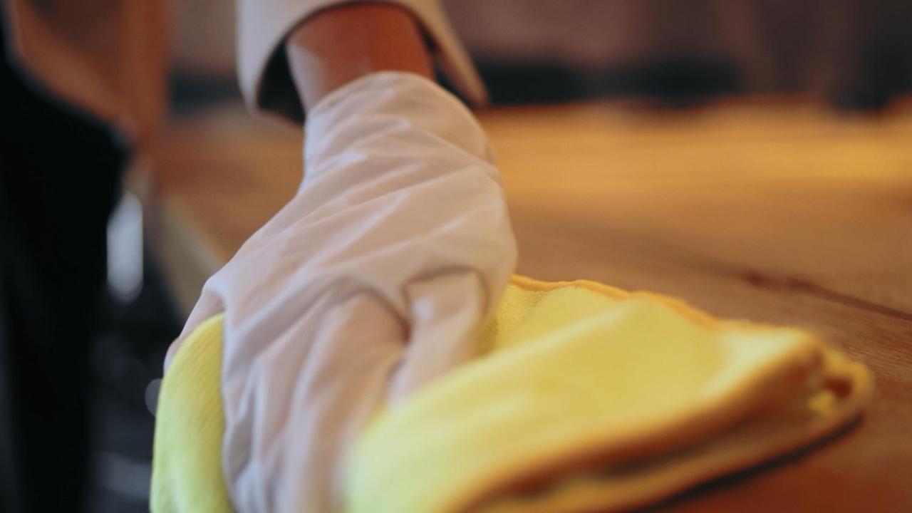 Отель Crowne Plaza New Delhi Okhla By Ihg Экстерьер фото A person receiving a shiatsu massage