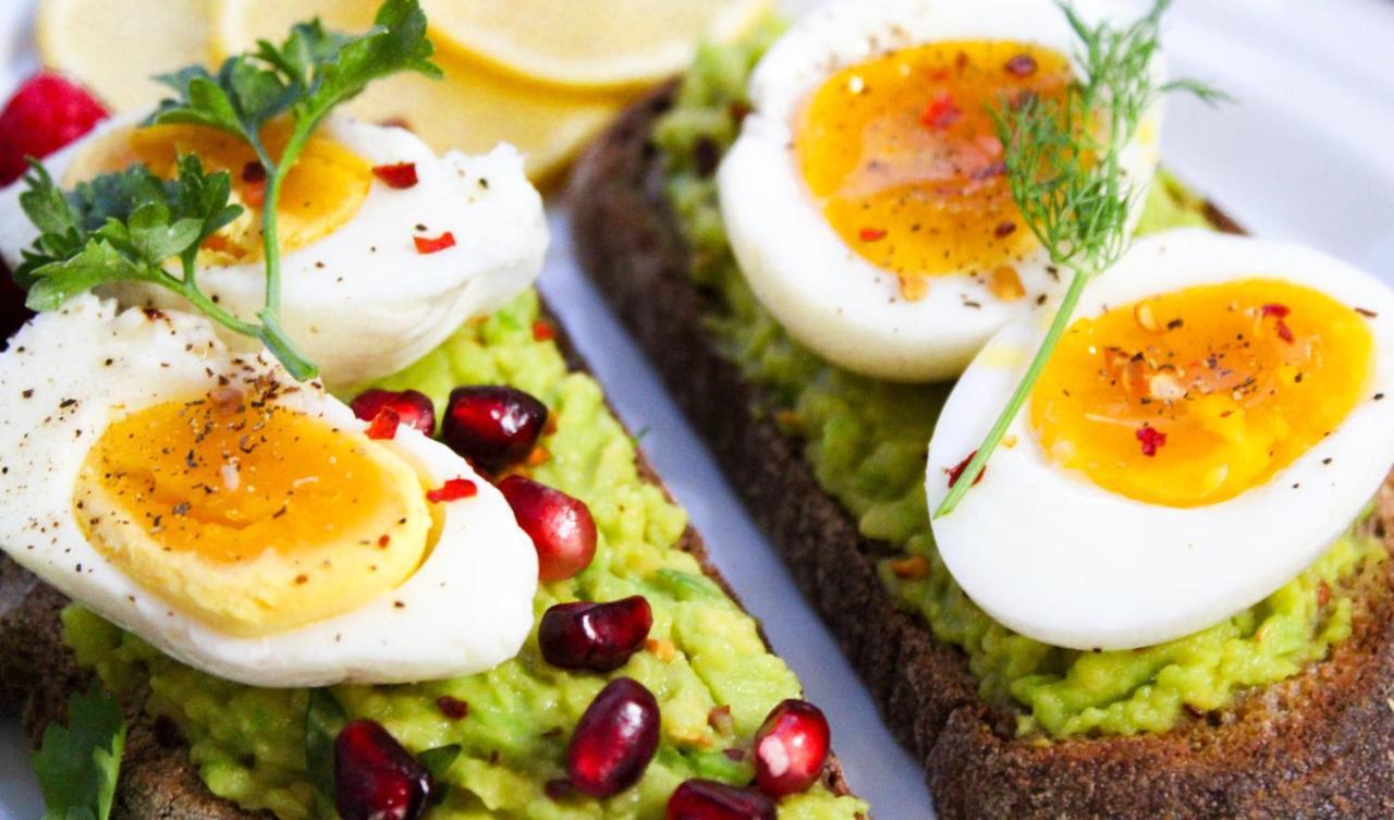 Отель Crowne Plaza New Delhi Okhla By Ihg Экстерьер фото Avocado on toast with a soft-boiled egg