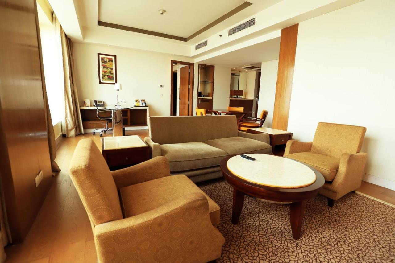 Отель Crowne Plaza New Delhi Okhla By Ihg Экстерьер фото A suite at the hotel