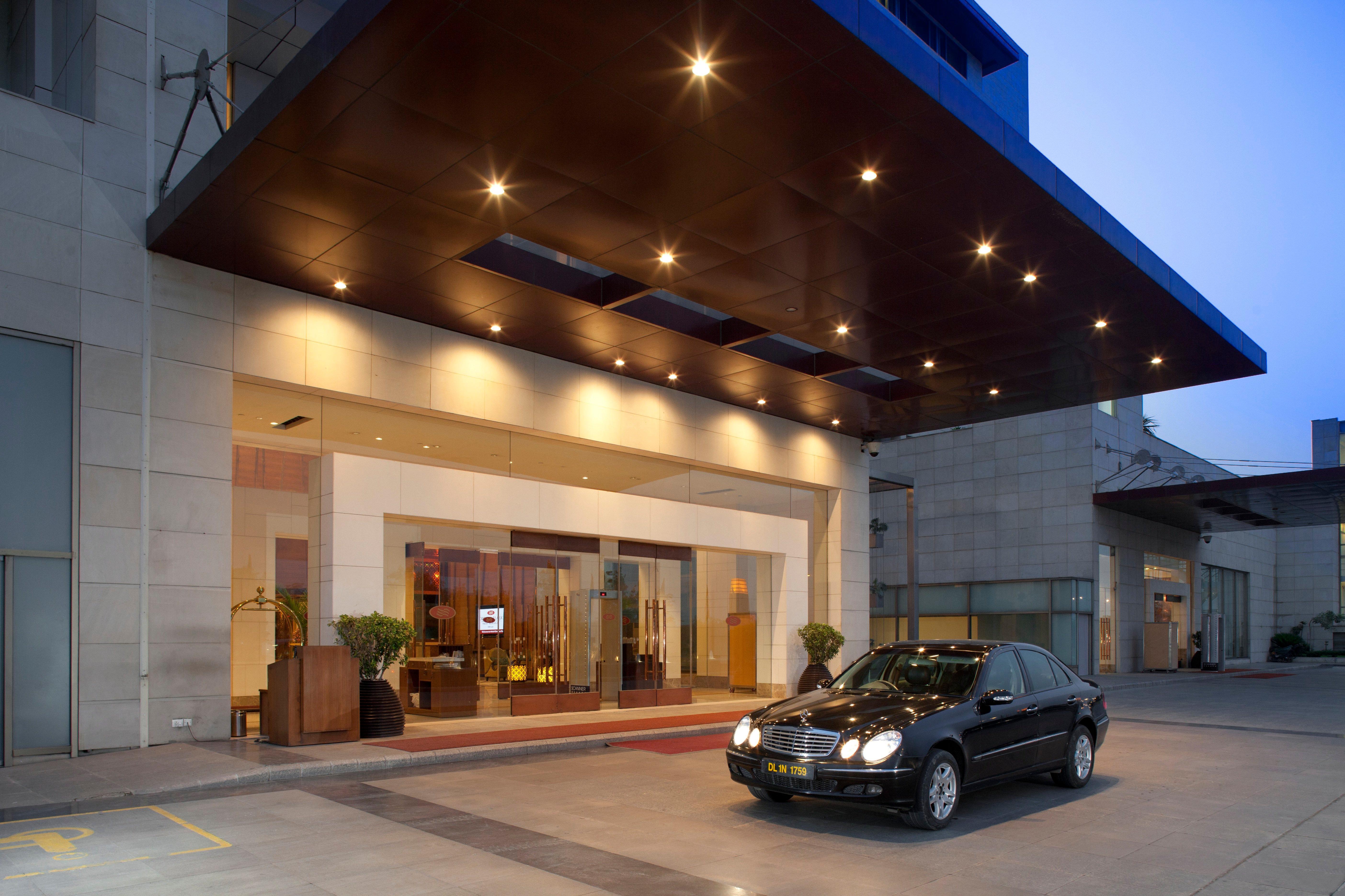 Отель Crowne Plaza New Delhi Okhla By Ihg Экстерьер фото The entrance of the hotel
