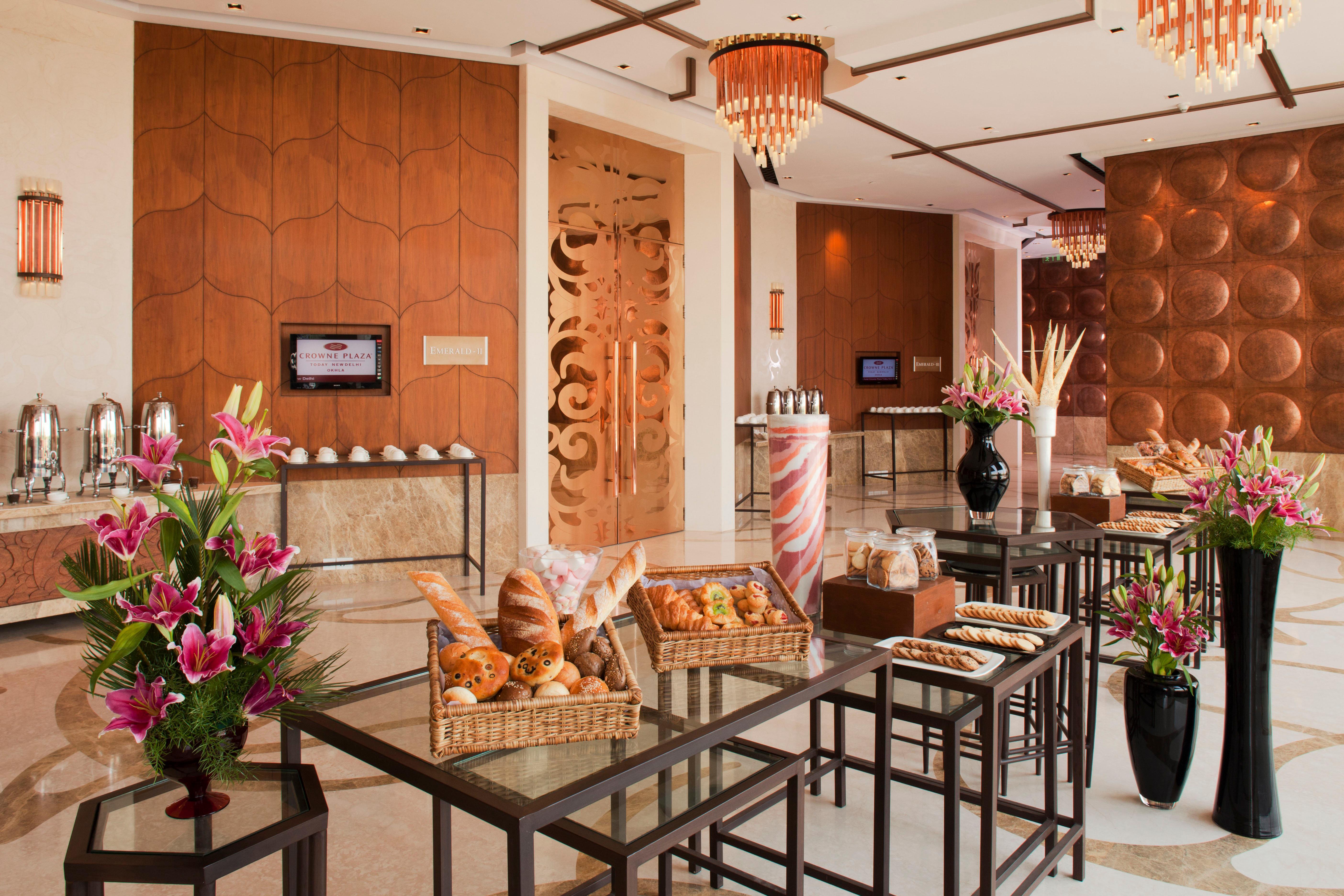 Отель Crowne Plaza New Delhi Okhla By Ihg Интерьер фото The Club Lounge at the Taj Mahal Palace, Mumbai