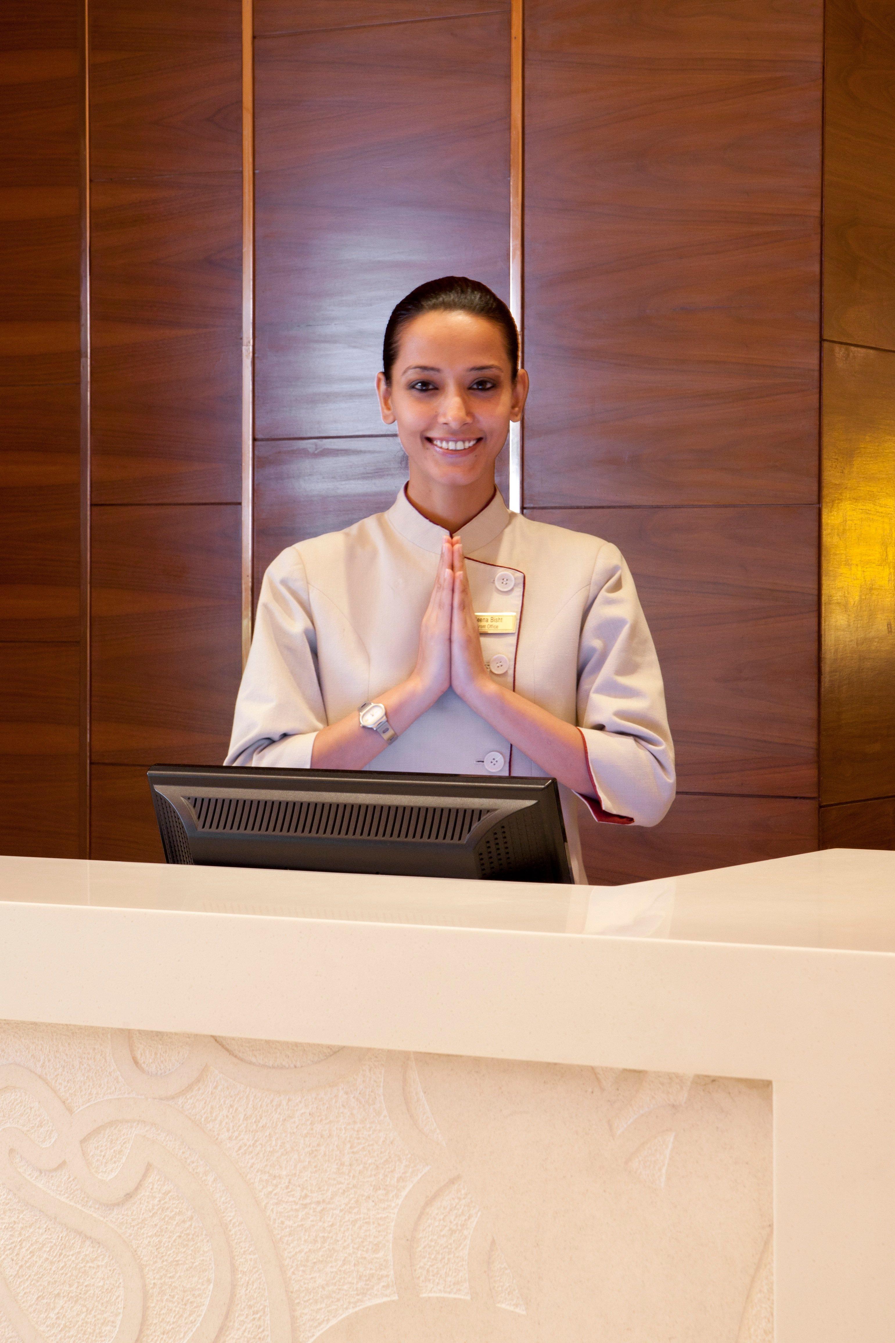 Отель Crowne Plaza New Delhi Okhla By Ihg Экстерьер фото A hotel receptionist in Thailand