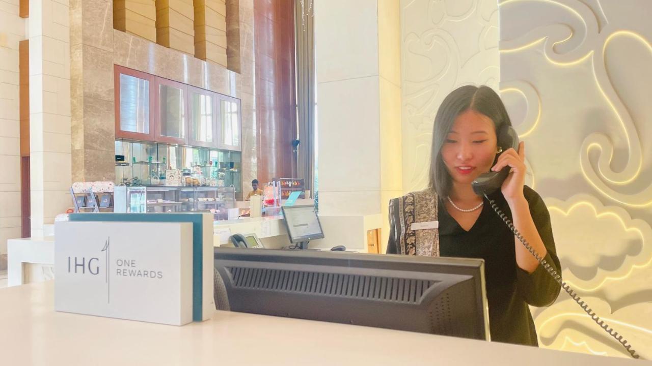 Отель Crowne Plaza New Delhi Okhla By Ihg Экстерьер фото A receptionist at work