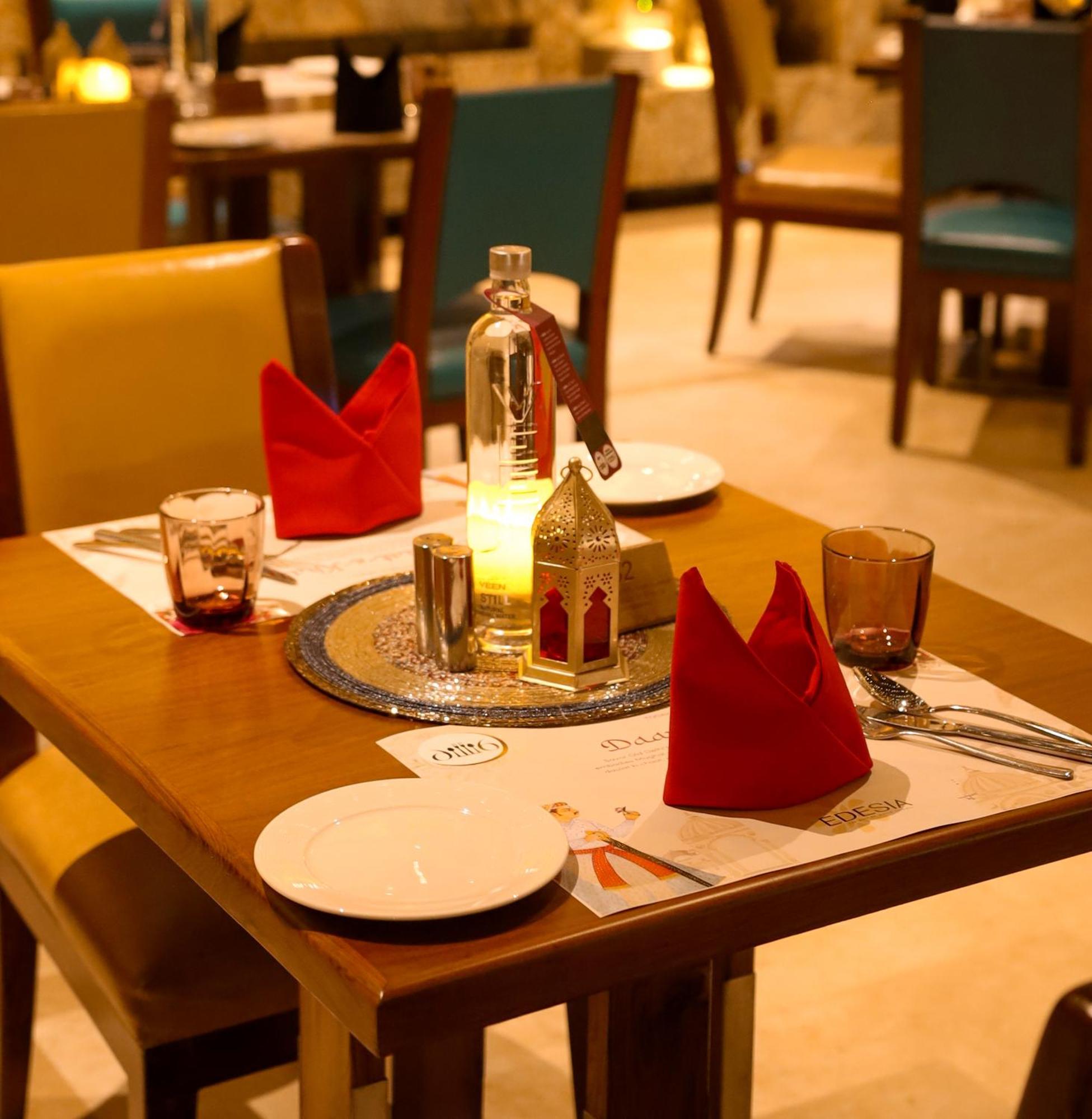 Отель Crowne Plaza New Delhi Okhla By Ihg Экстерьер фото A table set for dinner