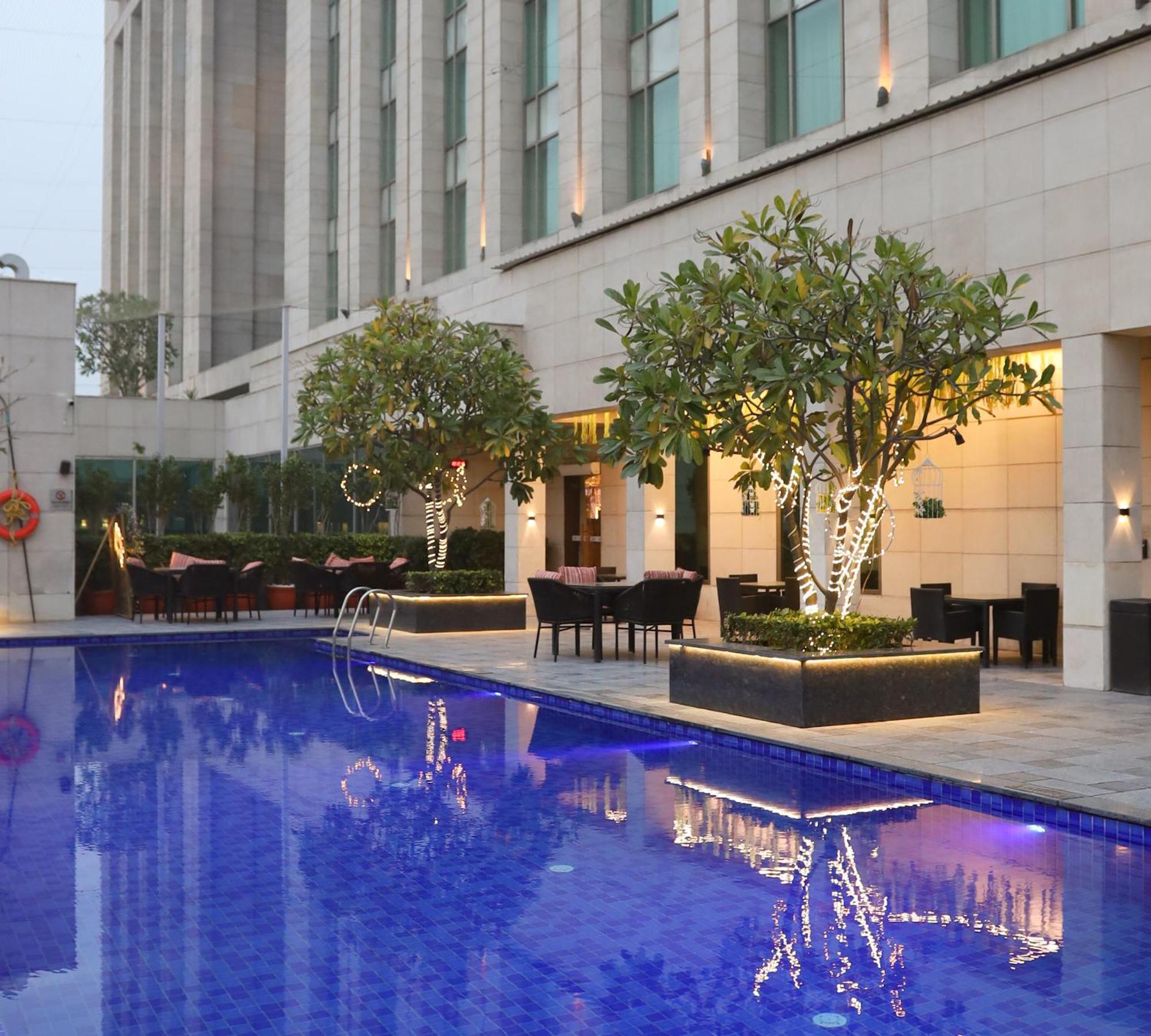 Отель Crowne Plaza New Delhi Okhla By Ihg Экстерьер фото The pool at the hotel