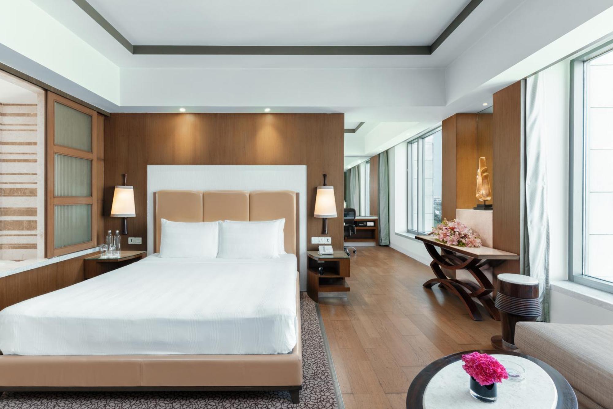 Отель Crowne Plaza New Delhi Okhla By Ihg Экстерьер фото A bedroom at the hotel