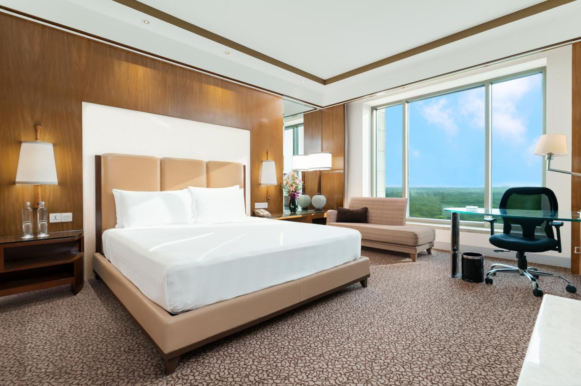 Отель Crowne Plaza New Delhi Okhla By Ihg Экстерьер фото Suite