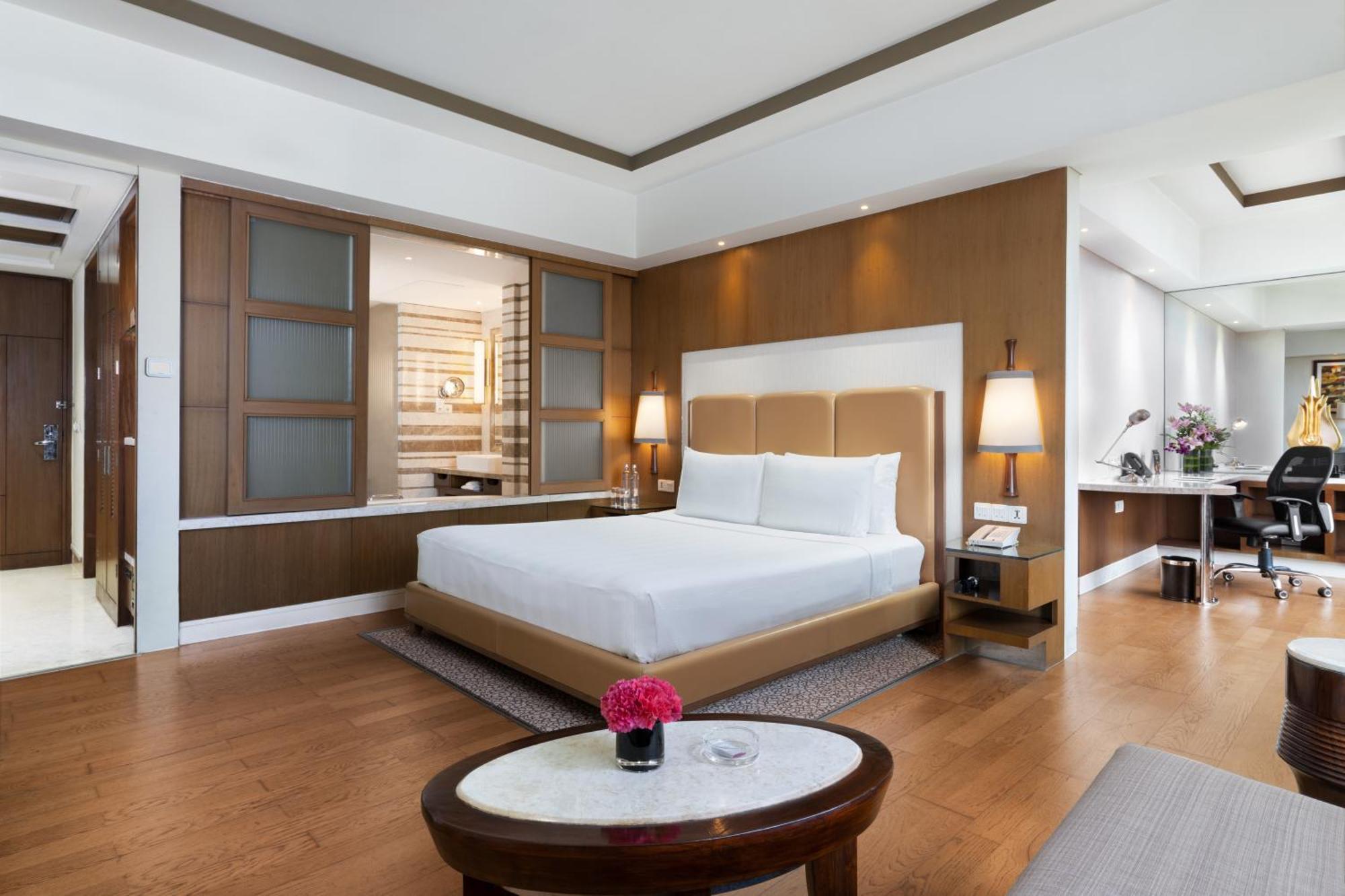 Отель Crowne Plaza New Delhi Okhla By Ihg Экстерьер фото A bedroom at the hotel